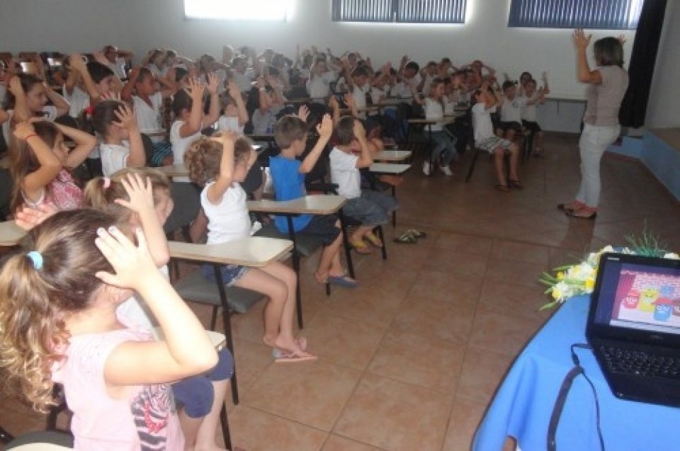 ALUNOS SE COMPROMETEM EM MULTIPLICAR OS ENSINAMENTOS DA TURMINHA DA RECICLAGEM