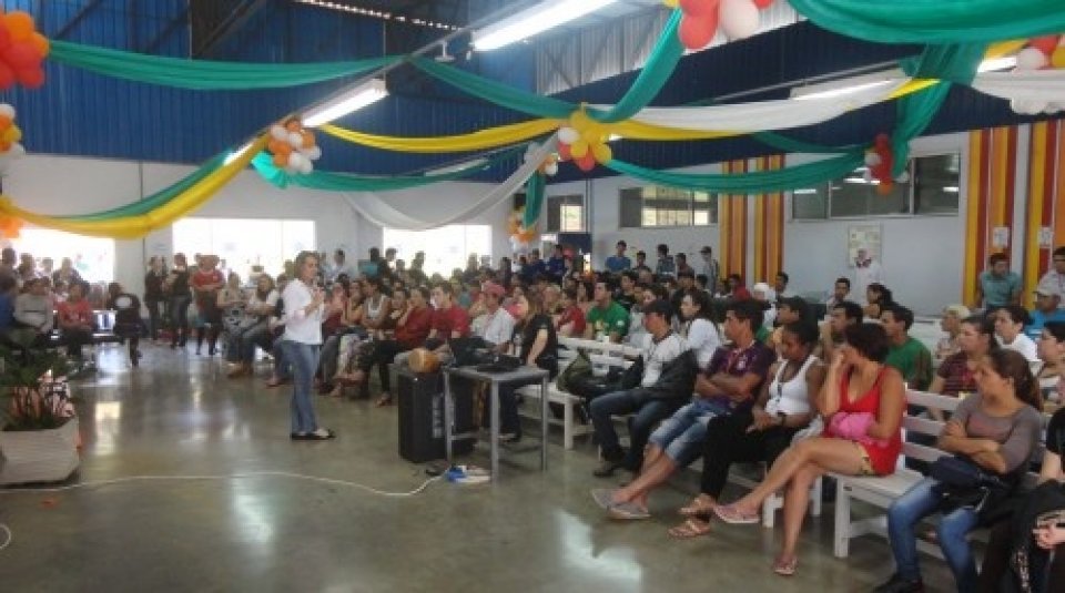 ALUNOS SE COMPROMETEM EM MULTIPLICAR OS ENSINAMENTOS DA TURMINHA DA RECICLAGEM