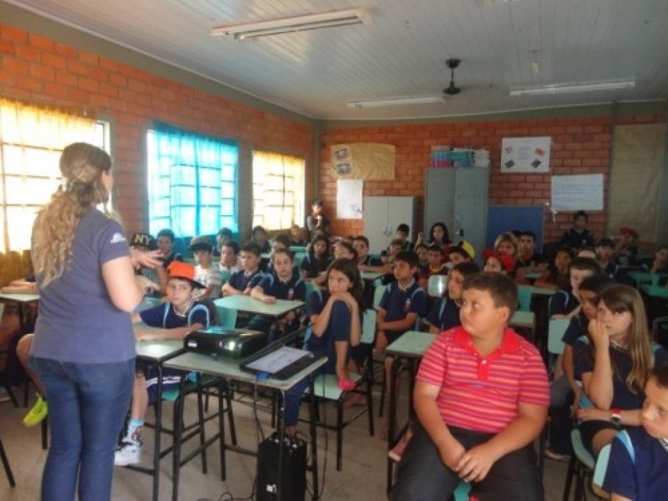 ALUNOS SE DIVERTEM COM OS JOGOS DA TURMINHA DA RECICLAGEM