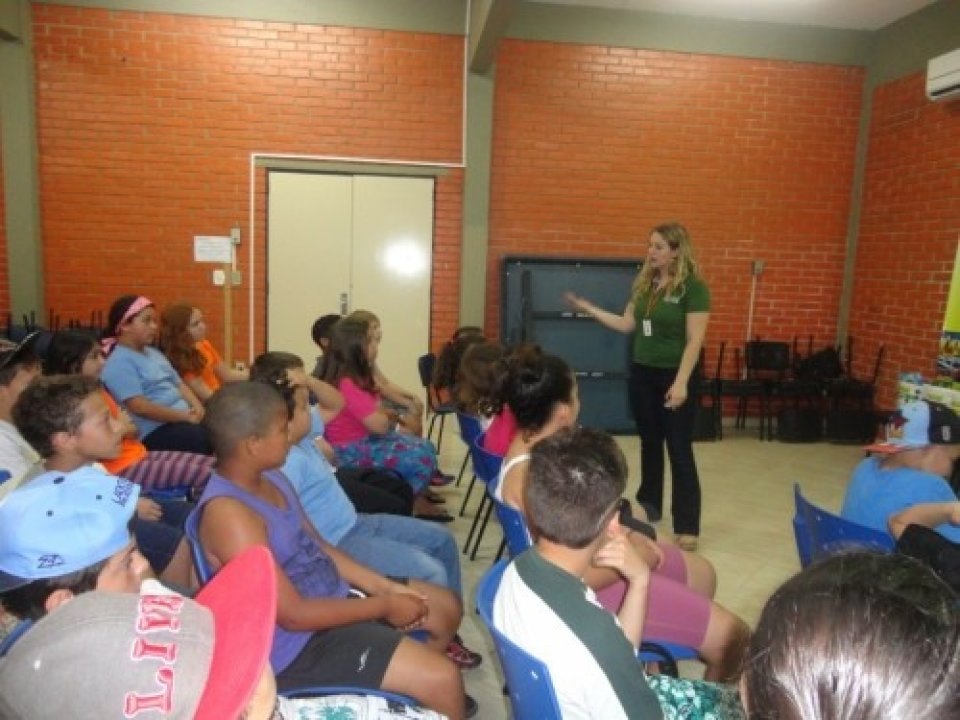 ALUNOS SE DIVERTEM COM OS JOGOS DA TURMINHA DA RECICLAGEM