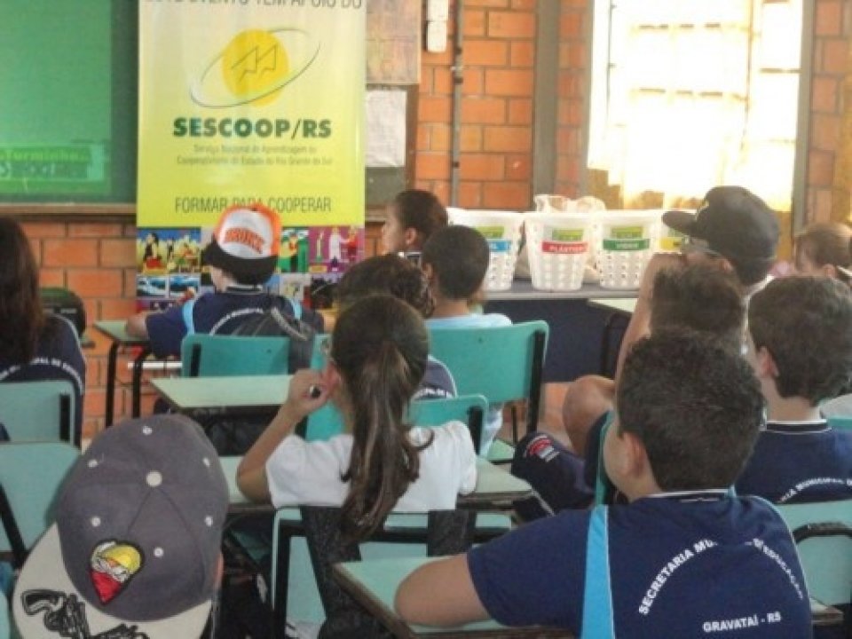 ALUNOS SE DIVERTEM COM OS JOGOS DA TURMINHA DA RECICLAGEM