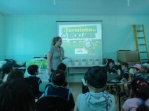 ALUNOS SE DIVERTEM COM OS JOGOS DA TURMINHA DA RECICLAGEM