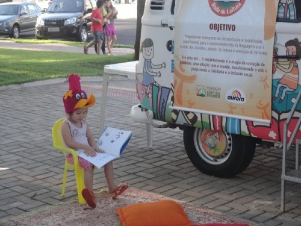 RODA DE LEITURA LEVA MORADORES PARA O MUNDO DA IMAGINAÇÃO EM EVENTO