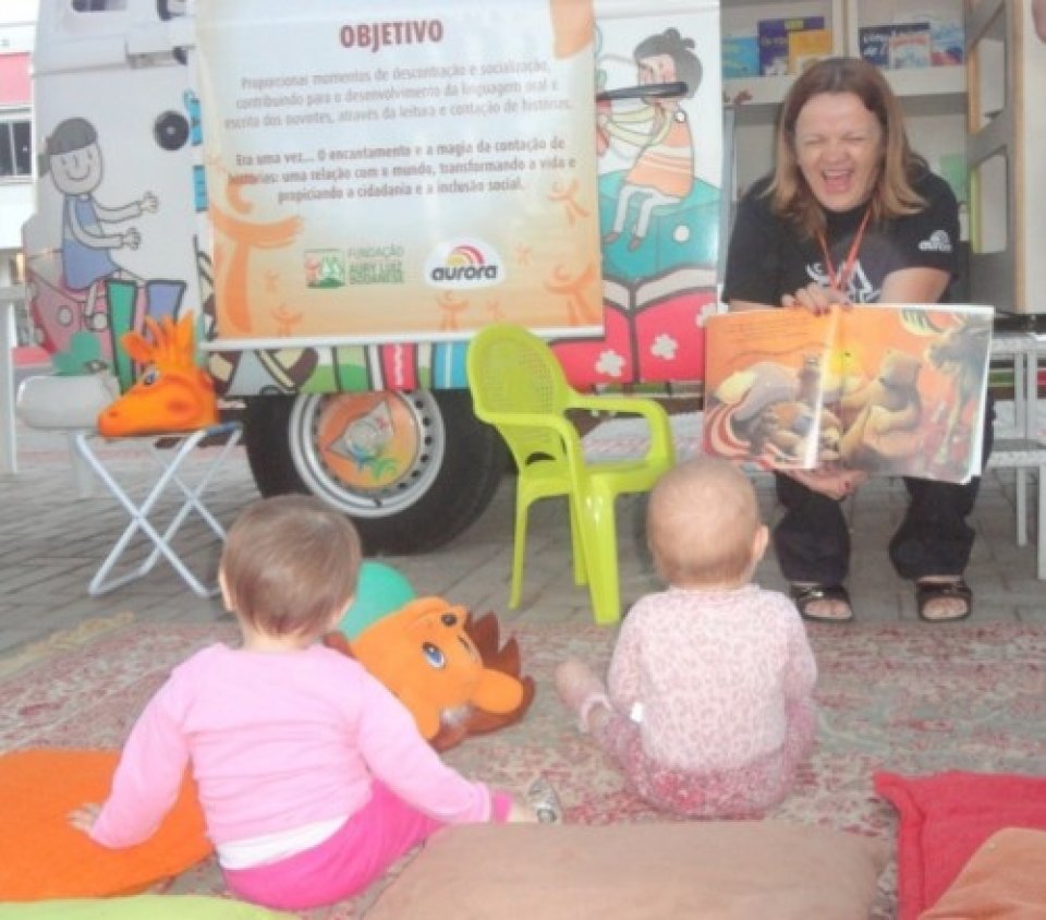 RODA DE LEITURA LEVA MORADORES PARA O MUNDO DA IMAGINAÇÃO EM EVENTO