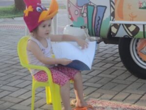 RODA DE LEITURA LEVA MORADORES PARA O MUNDO DA IMAGINAÇÃO EM EVENTO