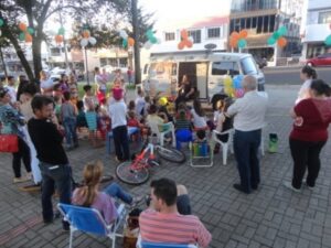 RODA DE LEITURA LEVA MORADORES PARA O MUNDO DA IMAGINAÇÃO EM EVENTO