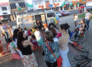 RODA DE LEITURA LEVA MORADORES PARA O MUNDO DA IMAGINAÇÃO EM EVENTO