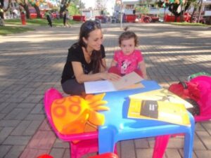 RODA DE LEITURA LEVA MORADORES PARA O MUNDO DA IMAGINAÇÃO EM EVENTO