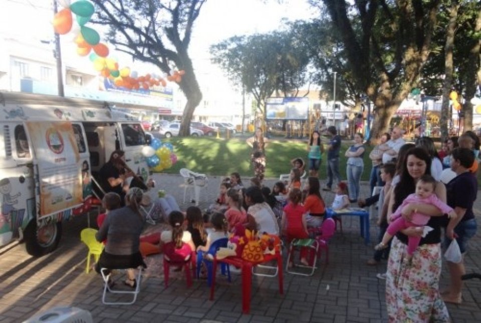 RODA DE LEITURA LEVA MORADORES PARA O MUNDO DA IMAGINAÇÃO EM EVENTO