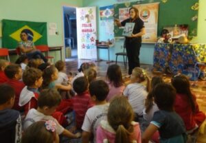 RODA DE LEITURA ESTIMULA O GOSTO PELA LEITURA E A FORMAÇÃO DE LEITORES