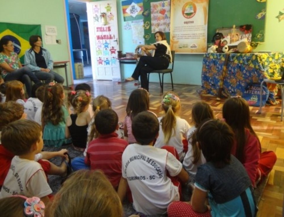 RODA DE LEITURA ESTIMULA O GOSTO PELA LEITURA E A FORMAÇÃO DE LEITORES