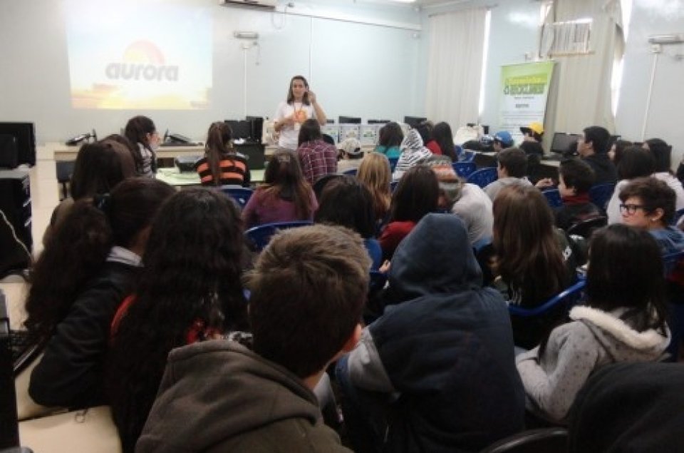 CADA DIA A NATUREZA PRODUZ O SUFICIENTE PARA NOSSA CARÊNCIA...