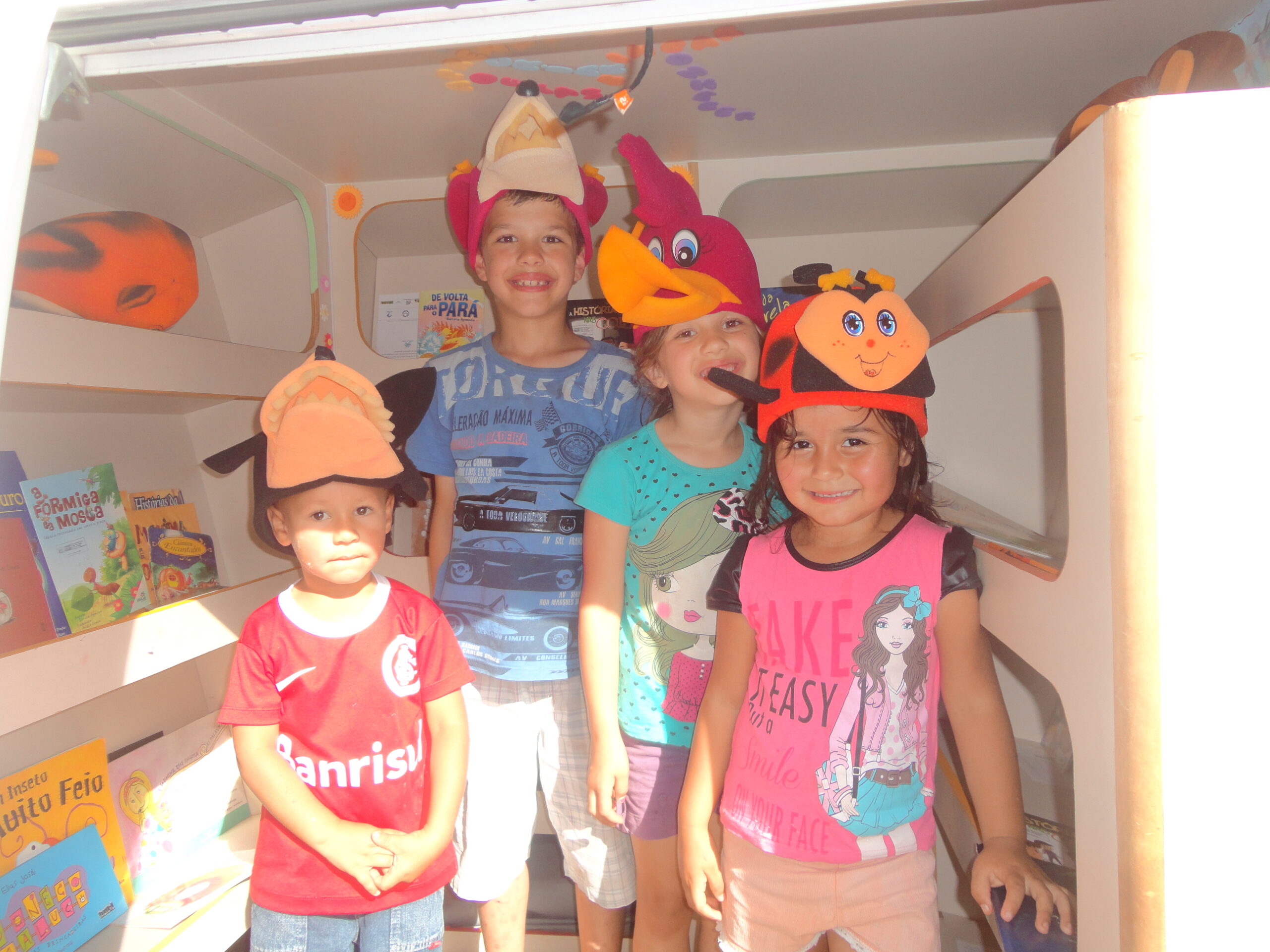 KOMBI BIBLIOTECA LEVA AS CRIANÇAS AO MUNDO DA IMAGINAÇÃO
