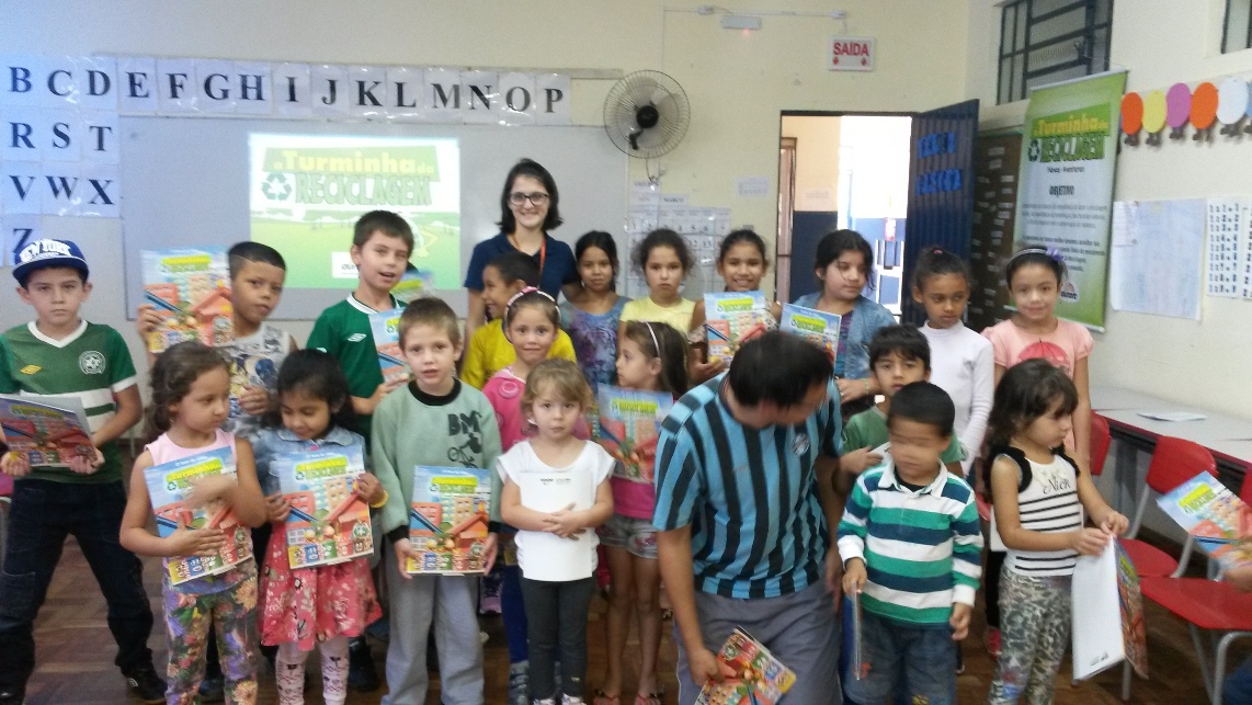A TURMINHA DA RECICLAGEM VISITA VÁRIAS ESCOLAS