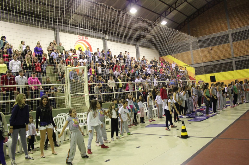 Evento em comemoração ao Dia da Dança com alunos e familiares do Grupo de Dança da Falb