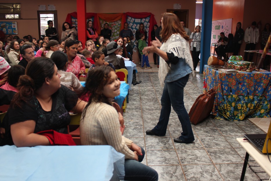 Roda de leitura leva a contação de histórias aos municípios do oeste