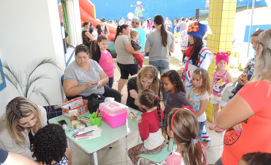 Programas da FALB participam de comemorações do dia da Família na escola