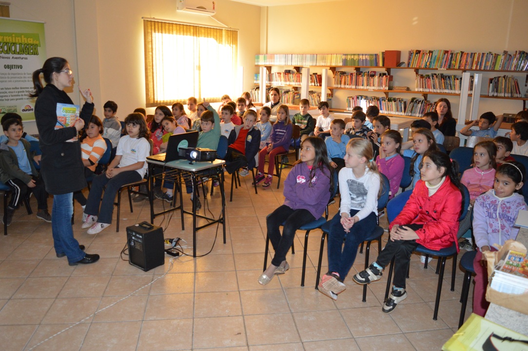 A Turminha da Reciclagem visita várias escolas no final de maio
