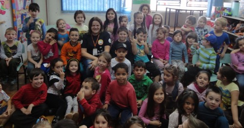 PROGRAMA RODA DE LEITURA E CONTAÇÃO DE HISTÓRIA INTERAGE COM OS ALUNOS DECLAMANDO POESIAS...