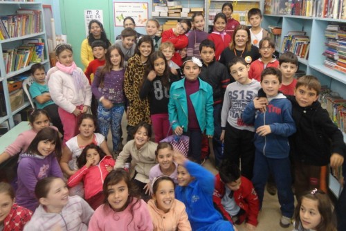 RODA DE LEITURA E CONTAÇÃO DE HISTÓRIA LEVAM CULTURA E ENTRETENIMENTO AOS OUVINTES