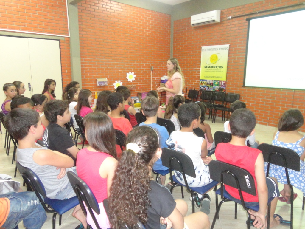 ESCOLAS RECEBEM EMPOLGADOS A TURMINHA DA RECICLAGEM
