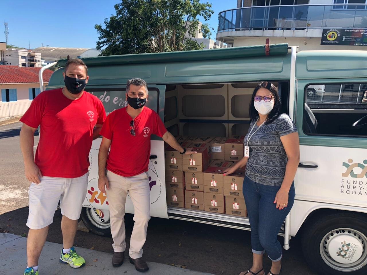 FALB doa alimentos para a Cruz Vermelha em Chapecó