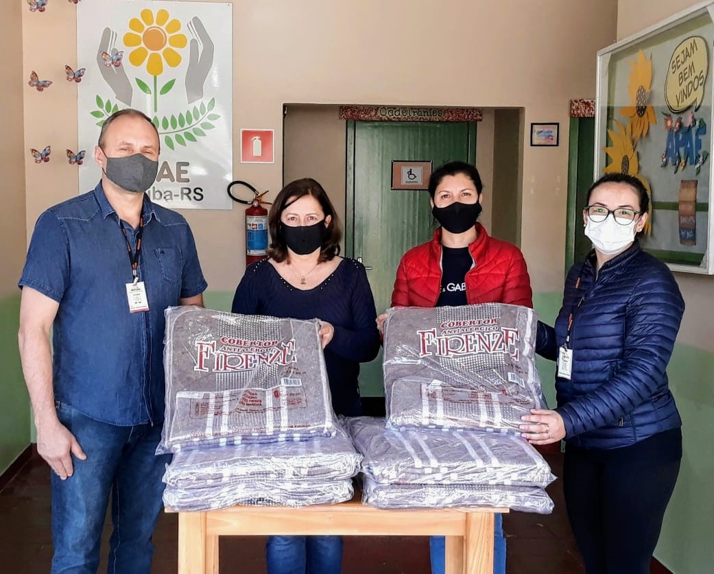Voluntários de Aratiba doam cobertores para APAE