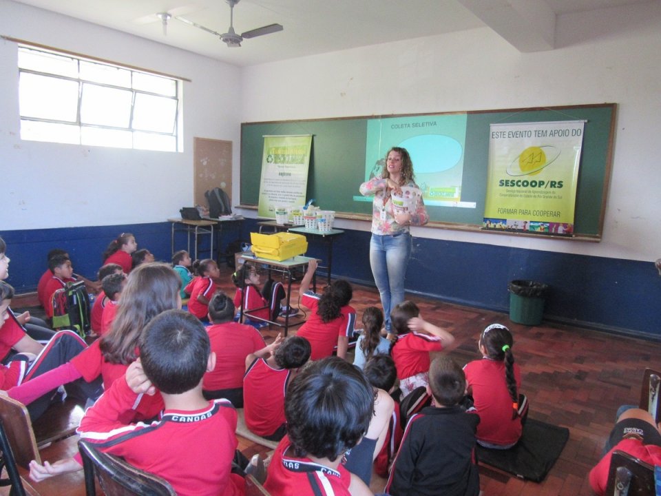 Sensibilização ambiental com a Turminha da Reciclagem