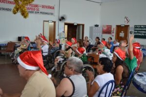 Voluntários do programa Amigo Energia participam do Natal FCD
