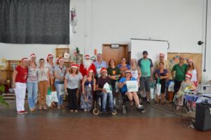 Voluntários do programa Amigo Energia participam do Natal FCD