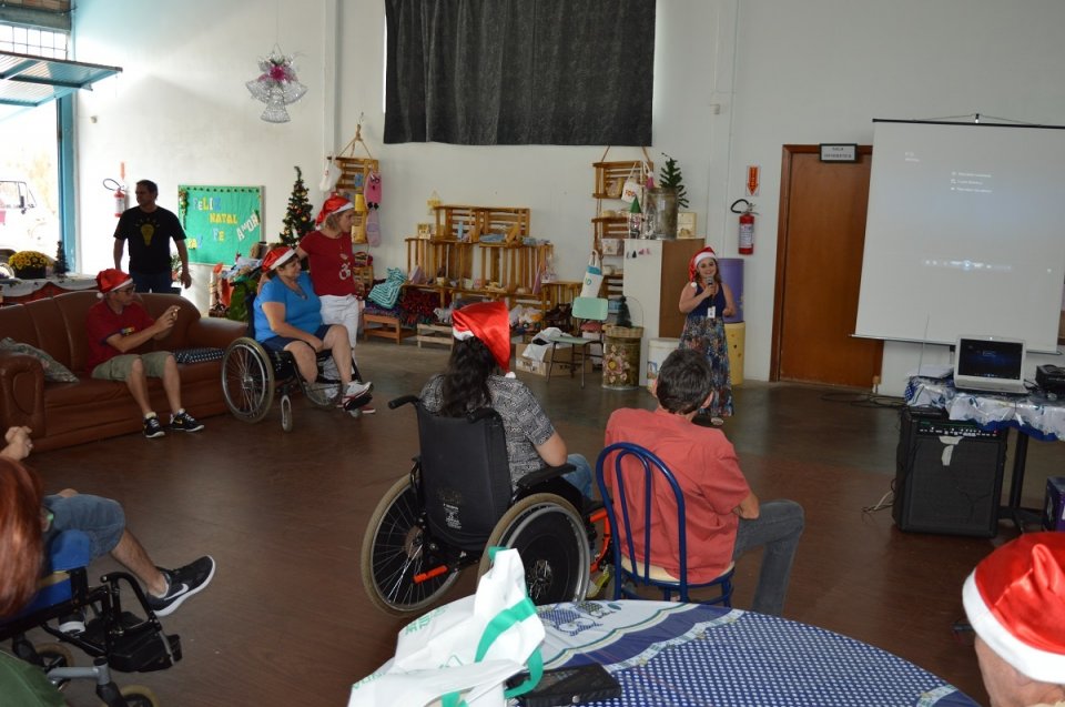 Voluntários do programa Amigo Energia participam do Natal FCD