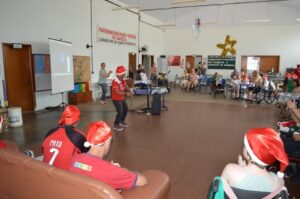 Voluntários do programa Amigo Energia participam do Natal FCD