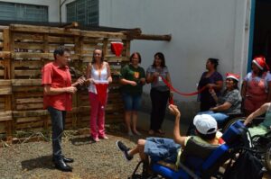 Voluntários do programa Amigo Energia participam do Natal FCD