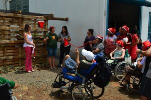 Voluntários do programa Amigo Energia participam do Natal FCD