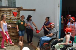 Voluntários do programa Amigo Energia participam do Natal FCD