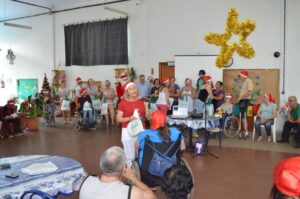 Voluntários do programa Amigo Energia participam do Natal FCD