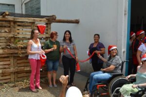 Voluntários do programa Amigo Energia participam do Natal FCD