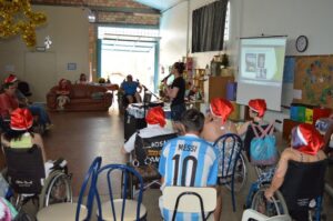 Voluntários do programa Amigo Energia participam do Natal FCD