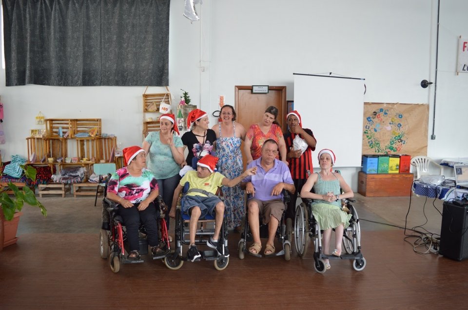 Voluntários do programa Amigo Energia participam do Natal FCD