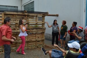 Voluntários do programa Amigo Energia participam do Natal FCD