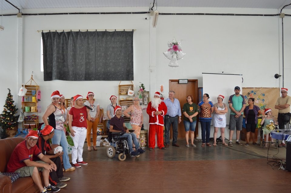 Voluntários do programa Amigo Energia participam do Natal FCD