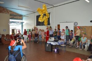 Voluntários do programa Amigo Energia participam do Natal FCD
