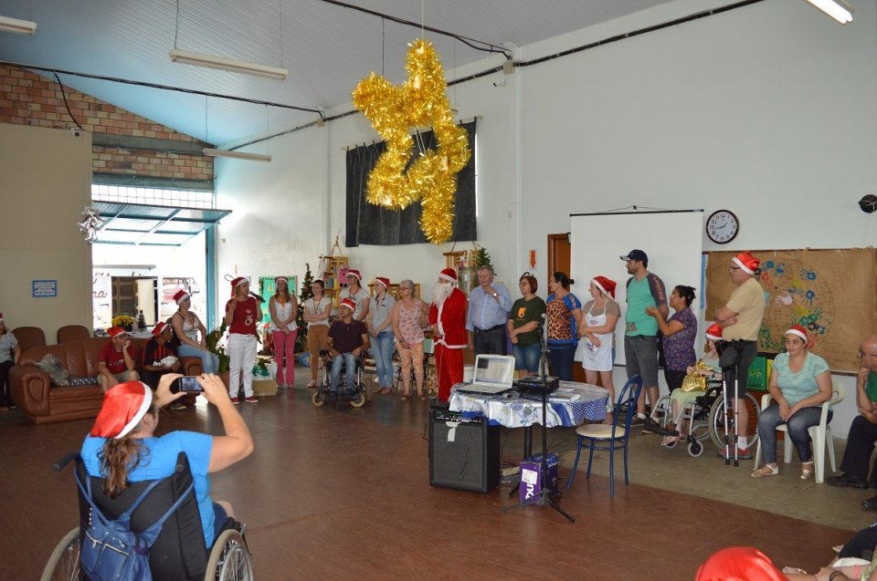 Voluntários do programa Amigo Energia participam do Natal FCD