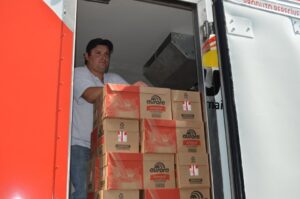 Entrega de leites Aurora na Fraternidade Cristã de Pessoas com Deficiência (FCD), em Chapecó (SC)