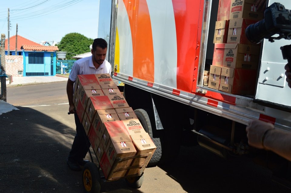 Entrega de leites Aurora na Fraternidade Cristã de Pessoas com Deficiência (FCD), em Chapecó (SC)