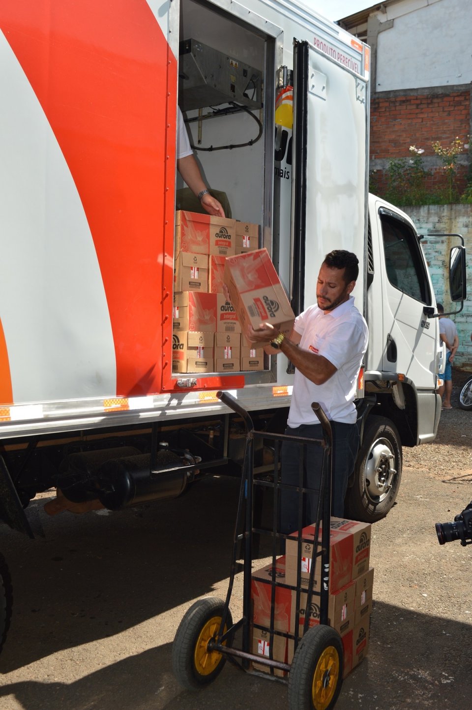 Entrega de leites Aurora na Fraternidade Cristã de Pessoas com Deficiência (FCD), em Chapecó (SC)