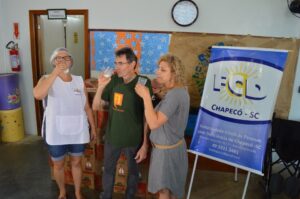 Entrega de leites Aurora na Fraternidade Cristã de Pessoas com Deficiência (FCD), em Chapecó (SC)