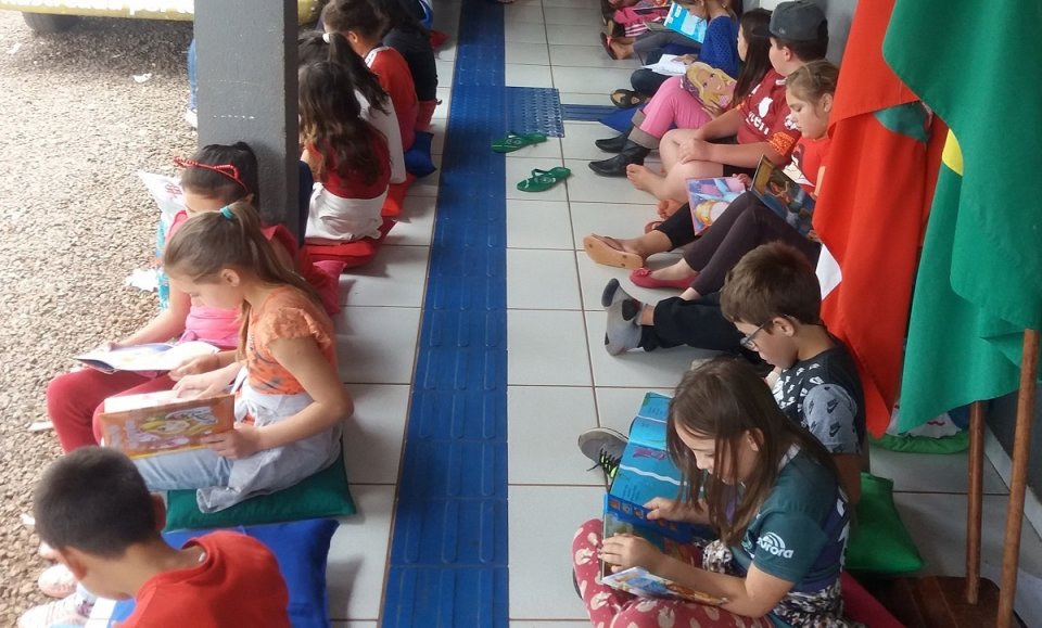 Contação de histórias com o programa Roda de Leitura em Guatambu (SC)