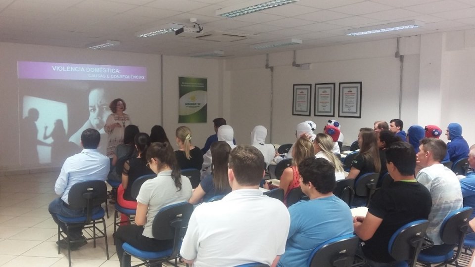 Violência doméstica em debate nas unidades da Aurora Alimentos