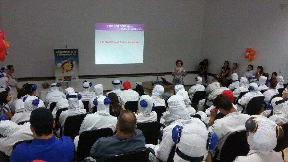 Violência doméstica em debate nas unidades da Aurora Alimentos